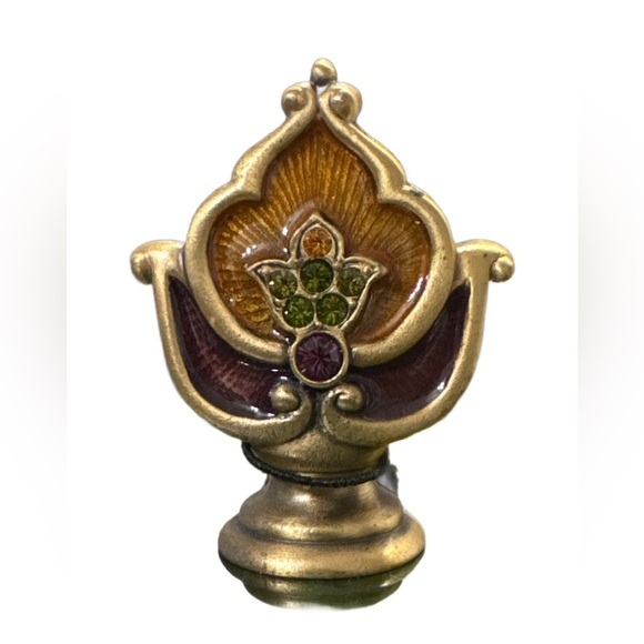 JAY STRONGEATER STATIONERY SQUARE MEDALLION BOX. “CHRISTINA” JEWELRY COLOR
5069 - Picture 7 of 11